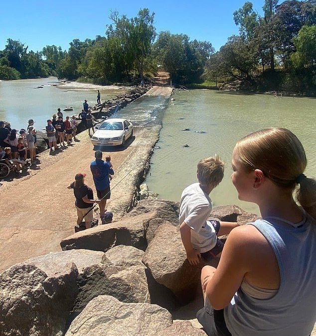 Tourists ignoring crocodile warnings at notorious infested Cahill’s Crossing in Northern Territory