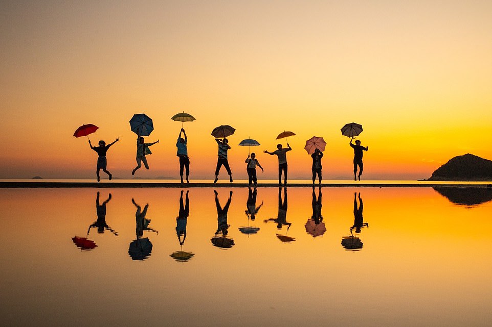 Pictured: The incredible ‘mirror’ beach in Japan that has become an Instagram sensation