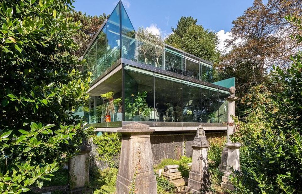 House owned by serial murderer Jeremy Lake in hit TV show Luther goes up for sale for £7million 