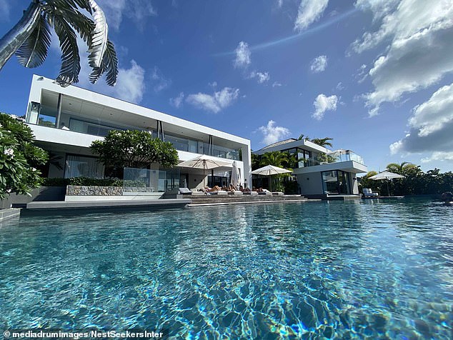Beyonce and Jay-Z’s six-bedroom ten-bathroom rental supervilla is up for sale for $80M 
