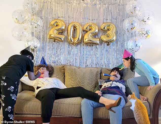 Woman creates a FAKE FAMILY to star in her annual Christmas cards