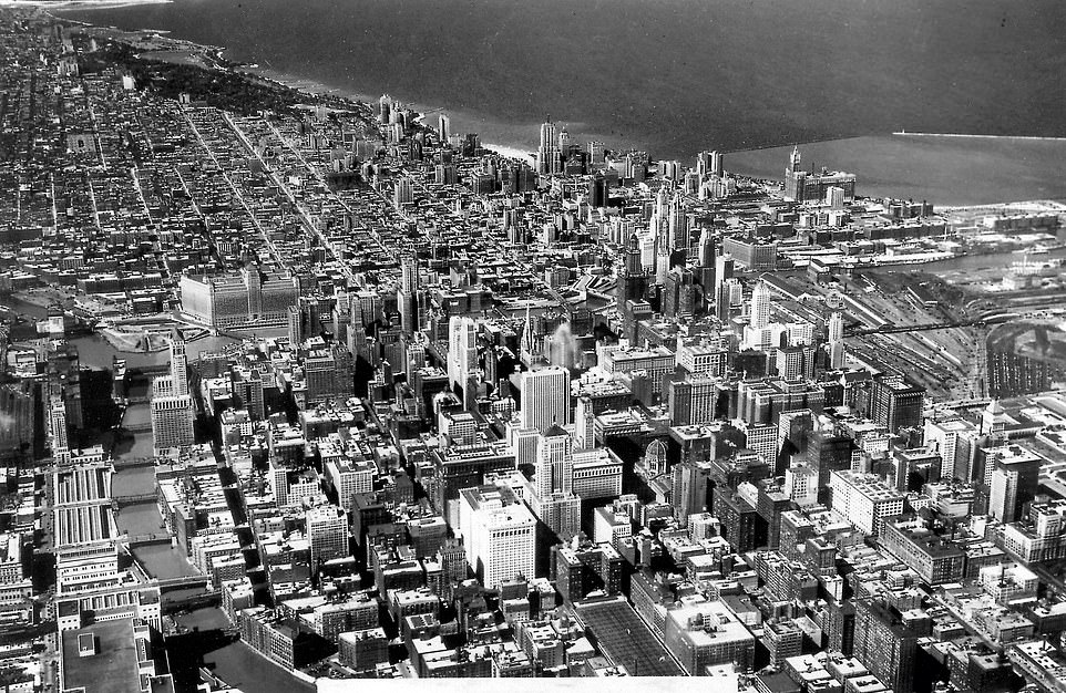 Chicago then and now: Amazing book pairs vintage photos with modern shots taken from the same angle