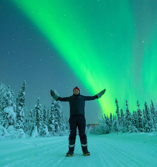 Stunning aurora fills Alaska sky with mesmerizing green light display