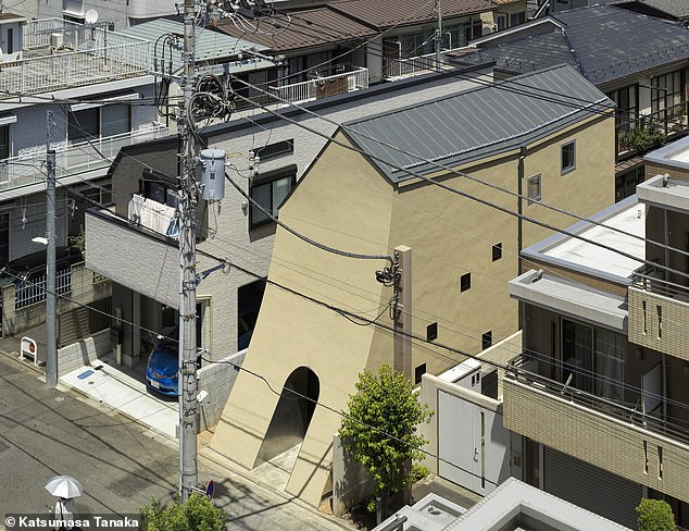 The house that looks like it’s MELTING: Abode in Tokyo has a ‘warped’ front wall