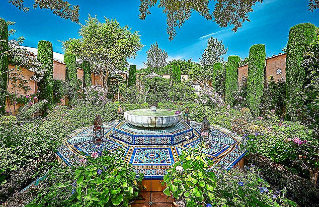 Mail on Sunday reader offer: Discover the glorious gardens of the Cotswolds with Christine Walkden 