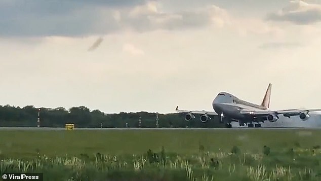 Terrifying moment landing gear SNAPS OFF US-bound plane