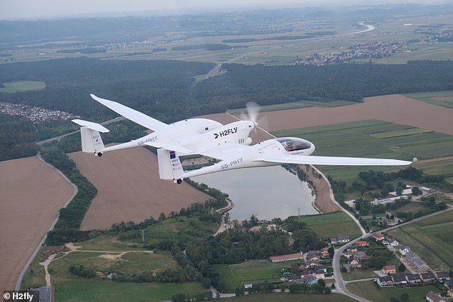 Watershed moment for aviation: World’s first piloted flight in a plane powered by liquid hydrogen takes place