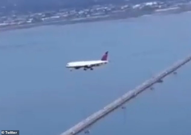Passenger spots plane ‘hanging in mid-air’ over San Francisco in bizarre optical illusion