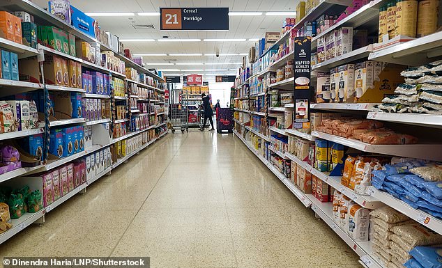 You’ve been shopping in supermarkets all wrong! Etiquette expert William Hanson reveals how to shop correctly and the big trolley no-no. Find out if YOU are guilty of it…